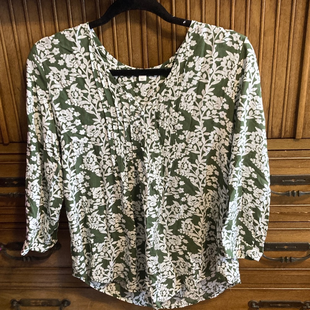 ☃️ FUN 2 FUN Floral Green and White Women's Top